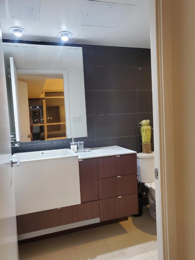 Appartement Cozy Open Concept 2Br 2Bath W/Parking -Jays/Cn à Toronto Extérieur photo