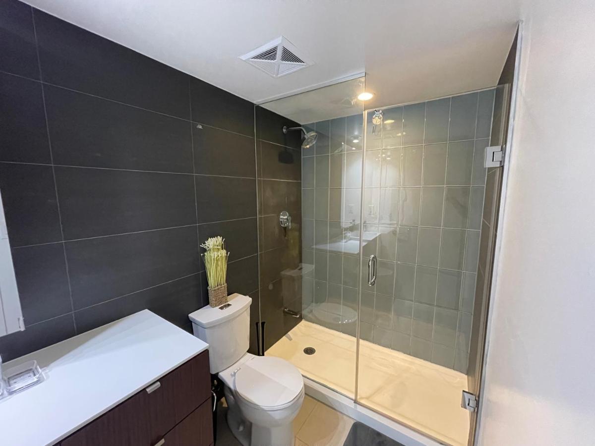 Appartement Cozy Open Concept 2Br 2Bath W/Parking -Jays/Cn à Toronto Extérieur photo