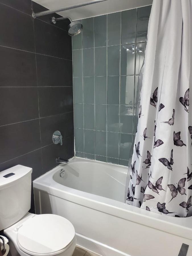 Appartement Cozy Open Concept 2Br 2Bath W/Parking -Jays/Cn à Toronto Extérieur photo
